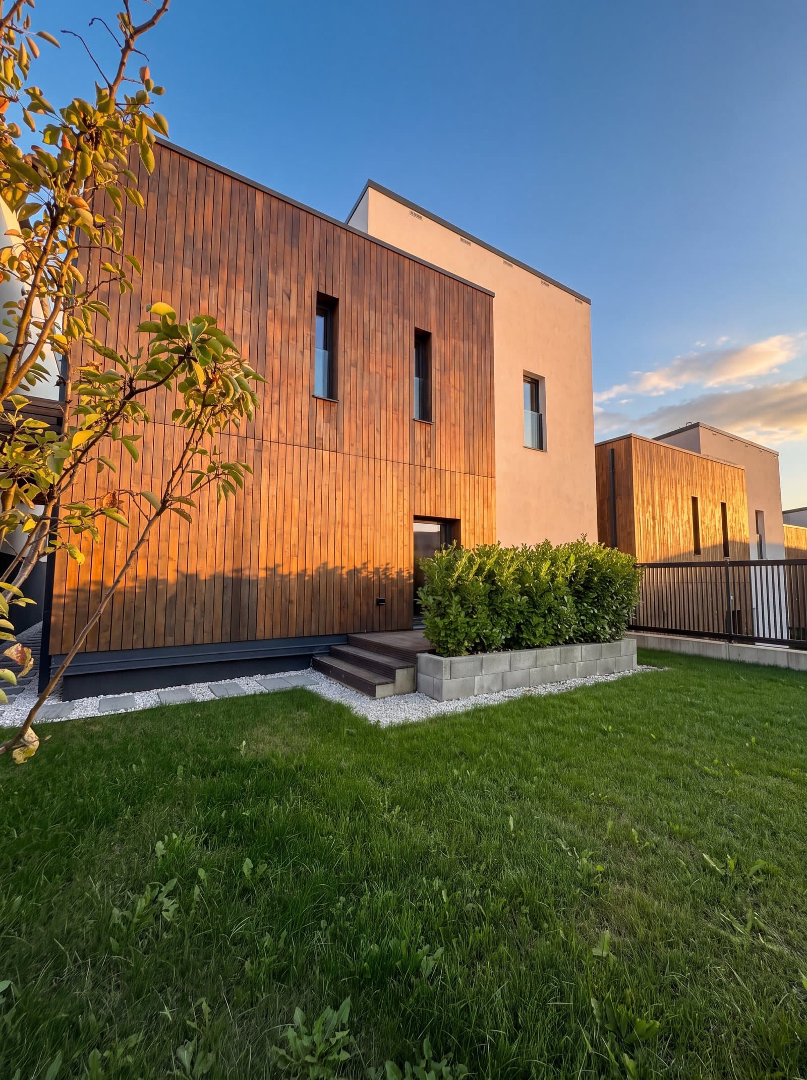 Casa 7 în lumina apusului