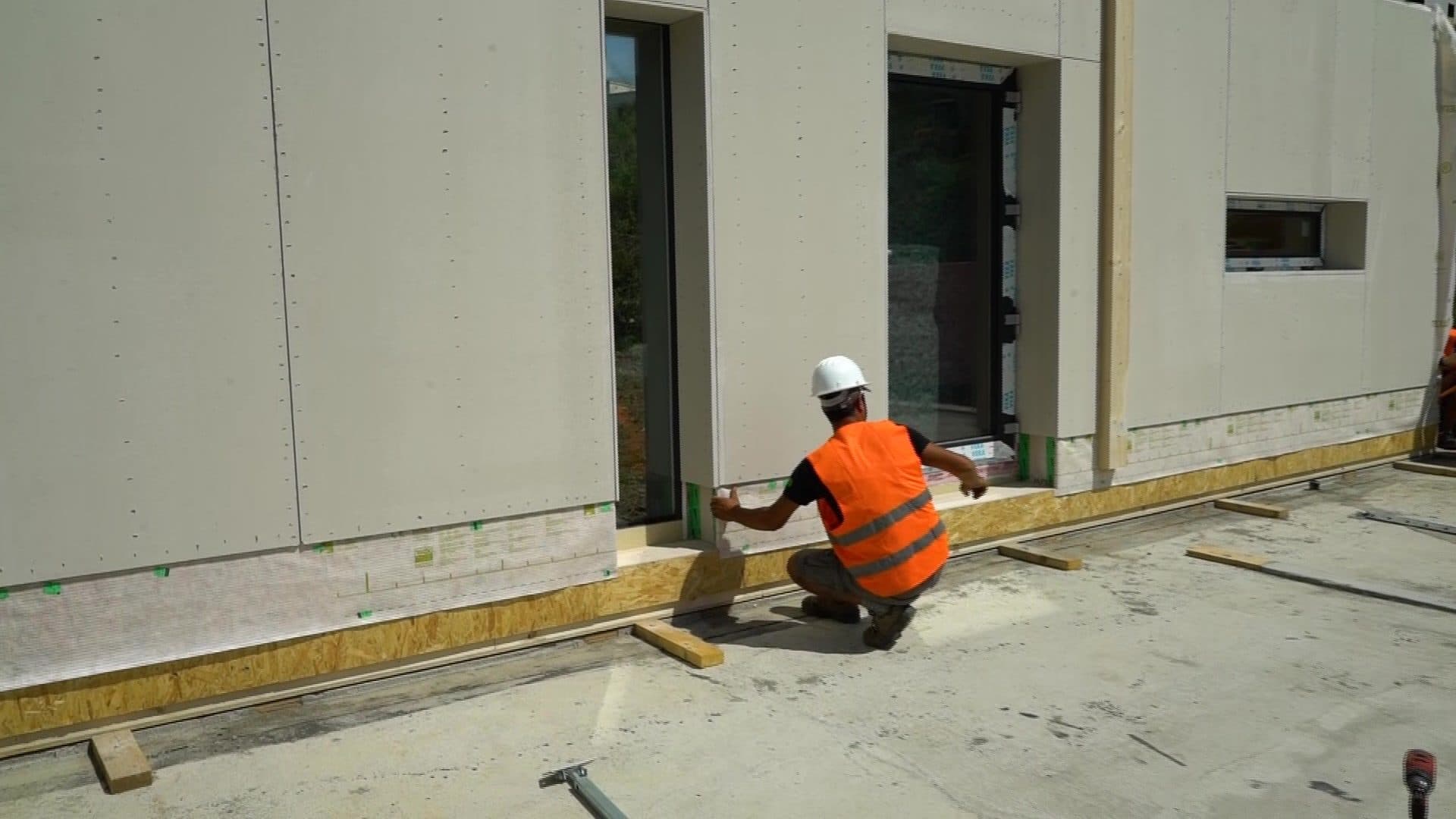 Montajul pereților pe strada SOL, august 2020